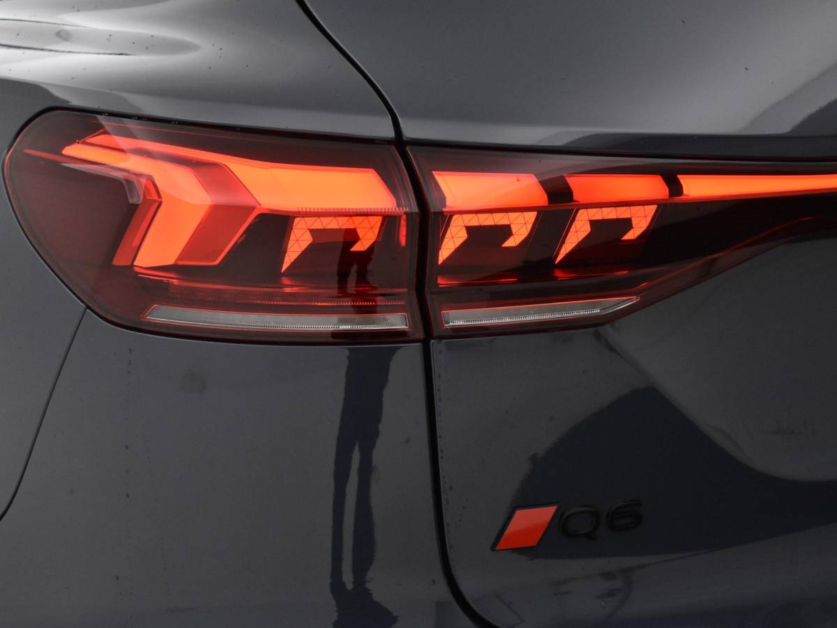 Audi Q6 e-tron Audi Q6 e-tron Launch edition quattro 100Kwh 388 PK · Panorama dak · Assistentiepakket Veiligheid · Tech Pro