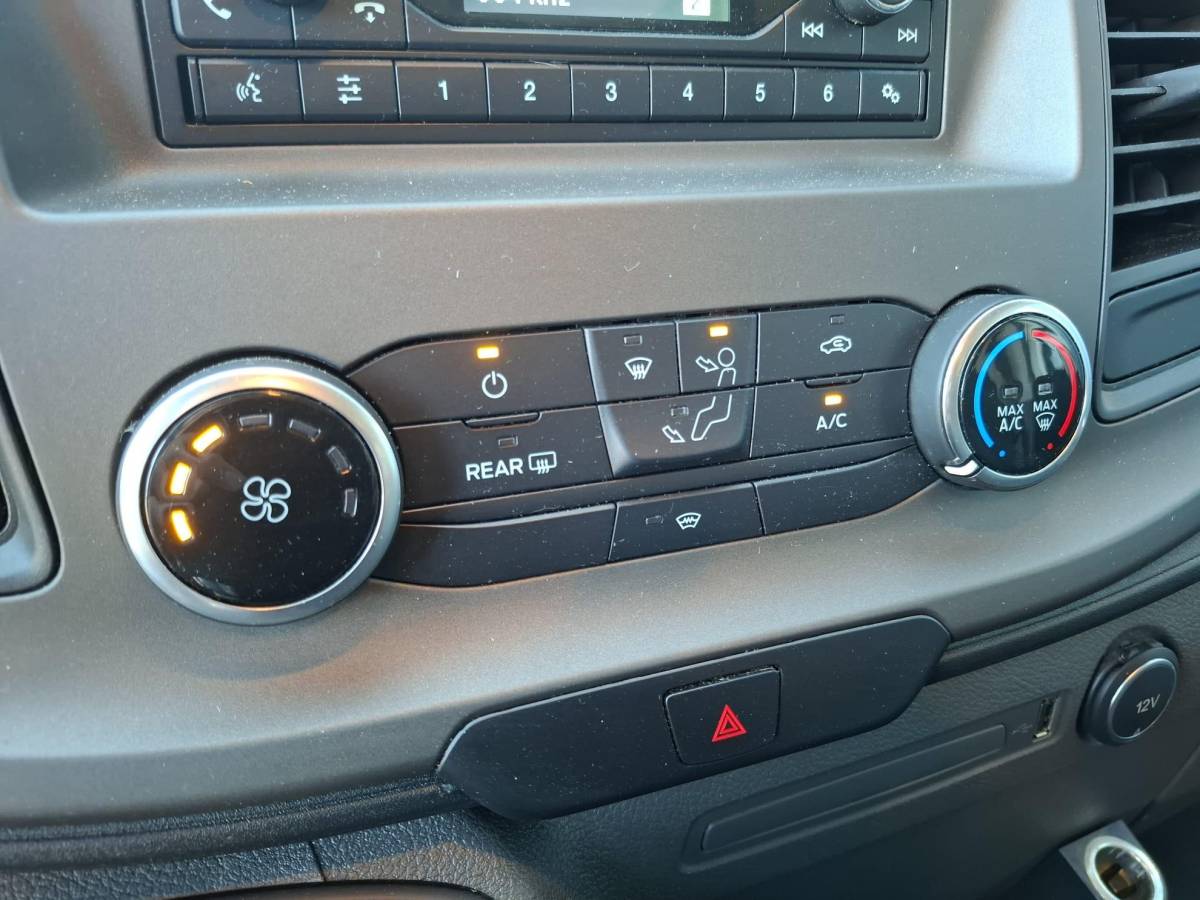 Ford Transit Custom Ford Transit Custom 340 2.0 TDCI L1H1 Trend AIRCO / CRUISE CONTROLE / 3 ZITS / TREKHAAK / EURO 6
