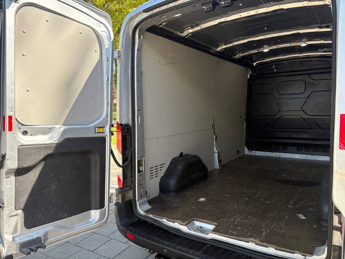 Ford Transit Ford Transit 350 2.0 TDCI L3H2 AUTOMAAT – Camera – Voorruitverw – Airco – Trekhaak – drie zitplaatsen – APPLE CARPLAY