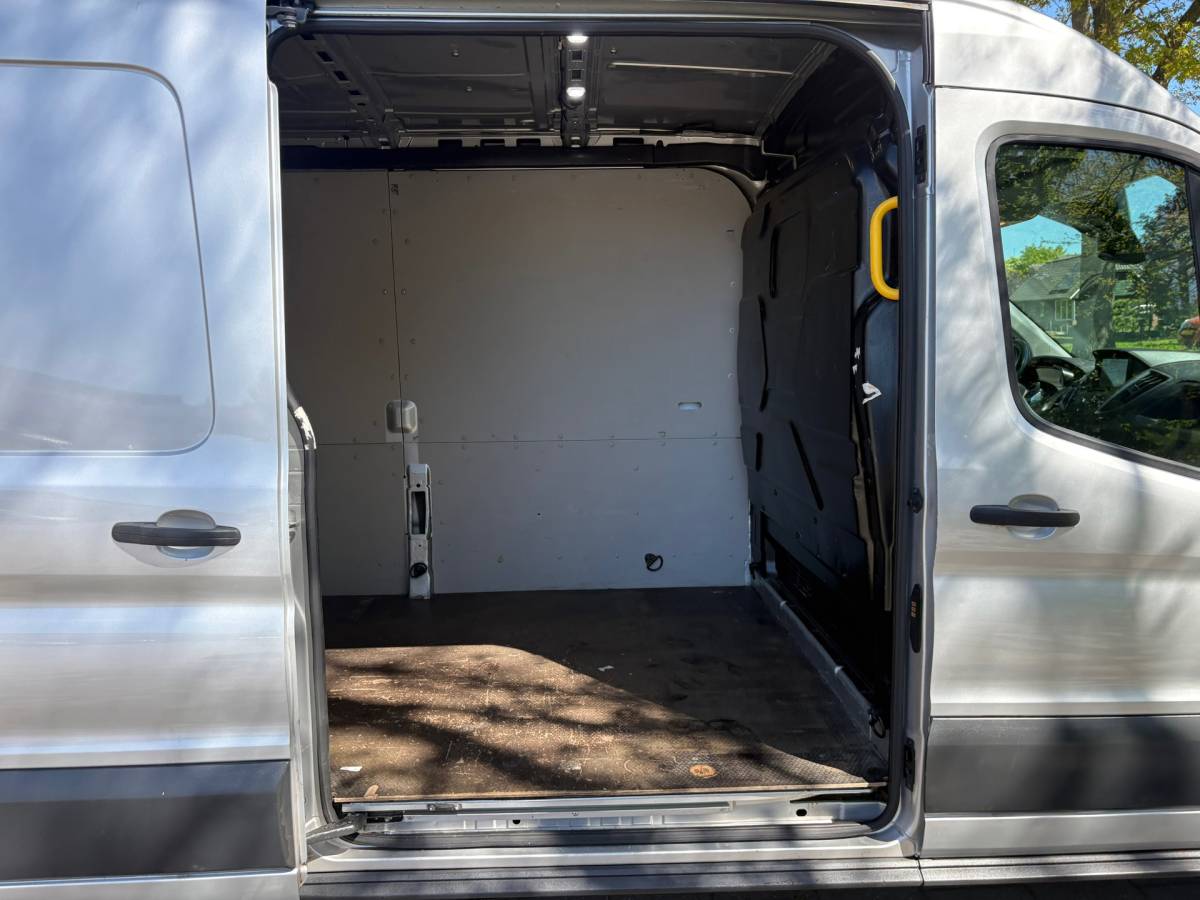Ford Transit Ford Transit 350 2.0 TDCI L3H2 AUTOMAAT – Camera – Voorruitverw – Airco – Trekhaak – drie zitplaatsen – APPLE CARPLAY
