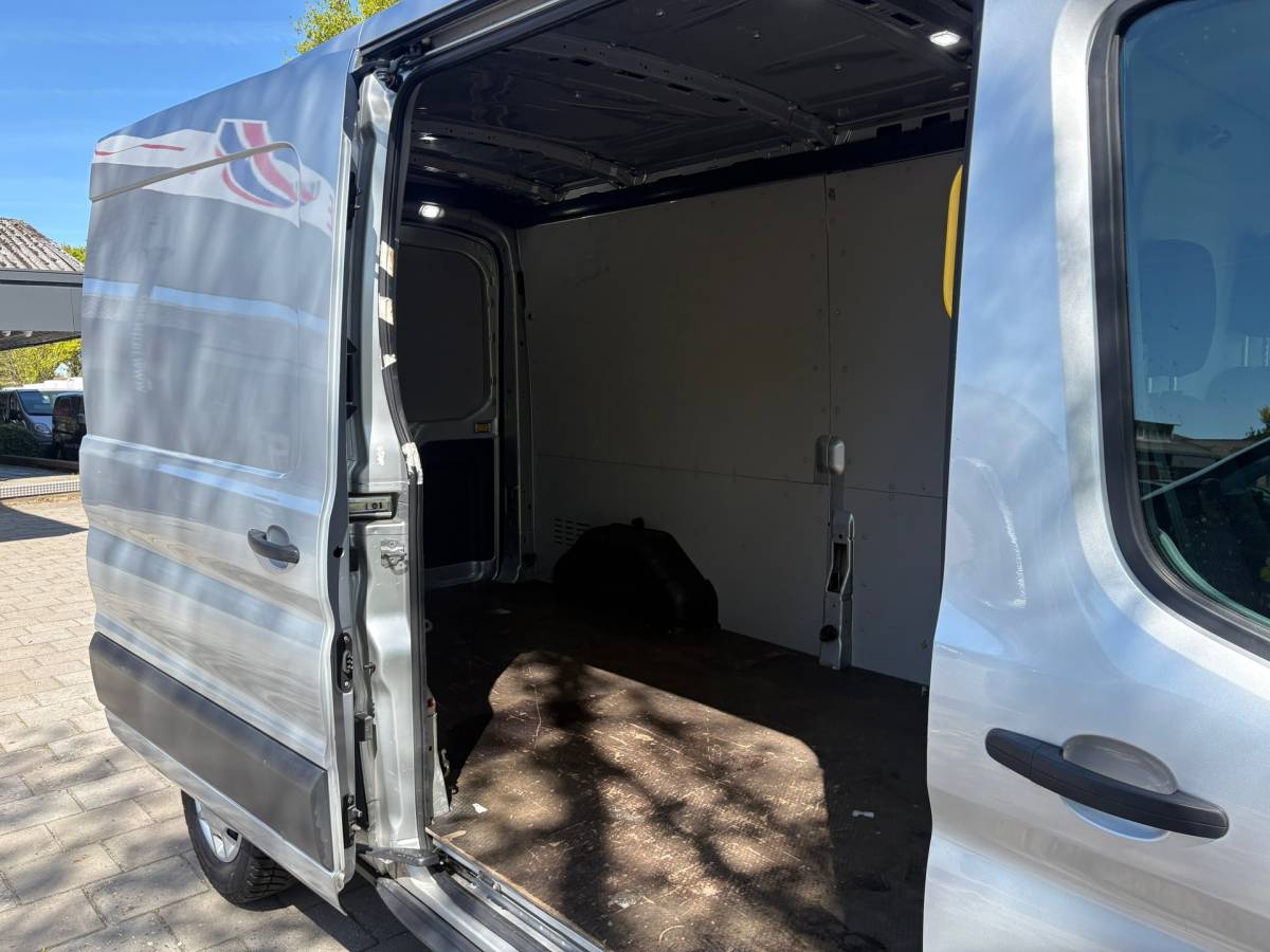 Ford Transit Ford Transit 350 2.0 TDCI L3H2 AUTOMAAT – Camera – Voorruitverw – Airco – Trekhaak – drie zitplaatsen – APPLE CARPLAY