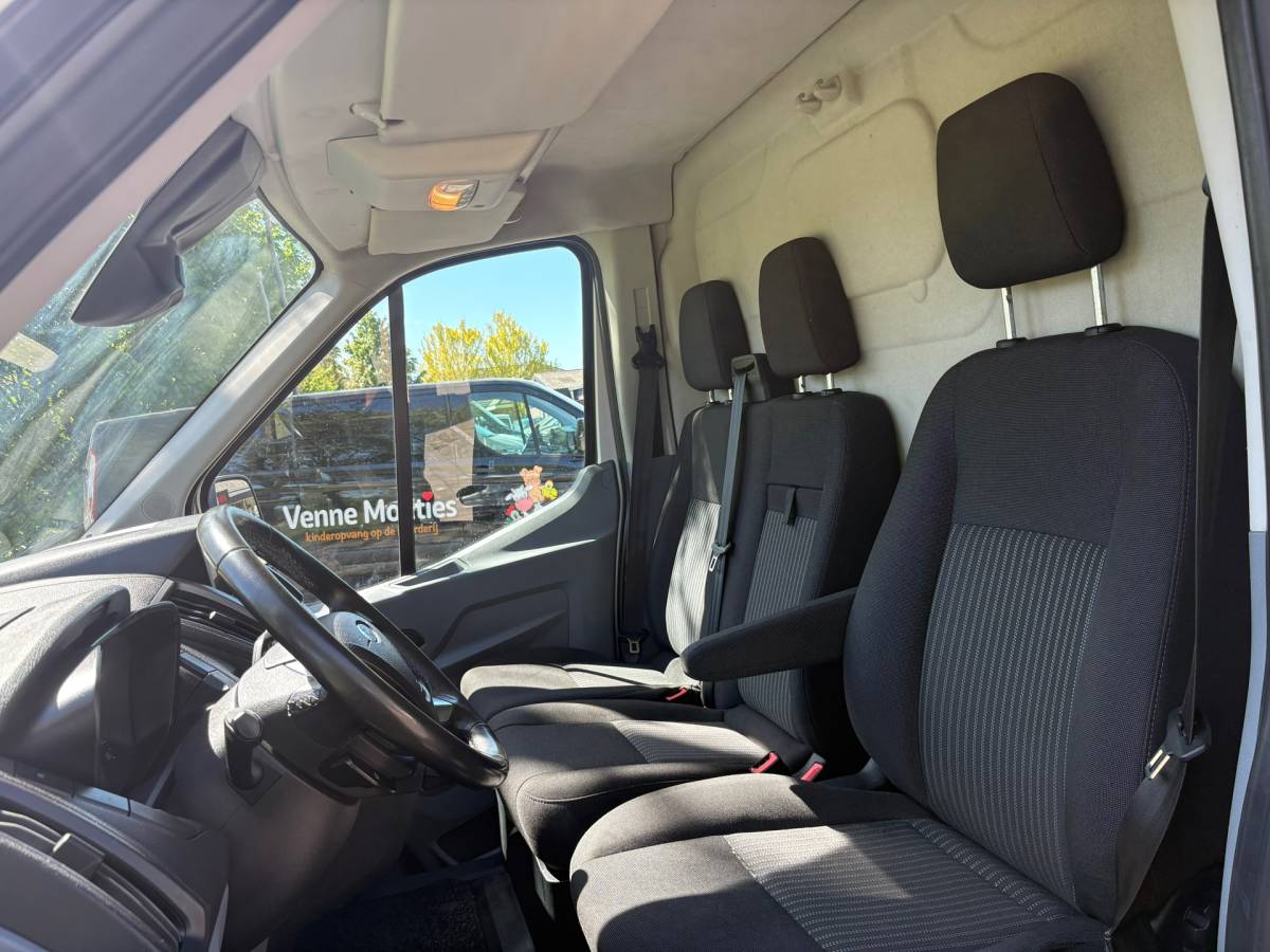 Ford Transit Ford Transit 350 2.0 TDCI L3H2 AUTOMAAT – Camera – Voorruitverw – Airco – Trekhaak – drie zitplaatsen – APPLE CARPLAY