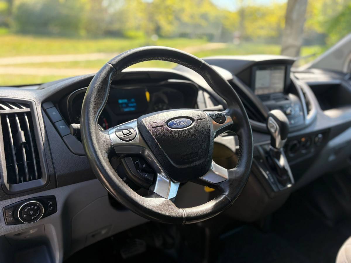 Ford Transit Ford Transit 350 2.0 TDCI L3H2 AUTOMAAT – Camera – Voorruitverw – Airco – Trekhaak – drie zitplaatsen – APPLE CARPLAY
