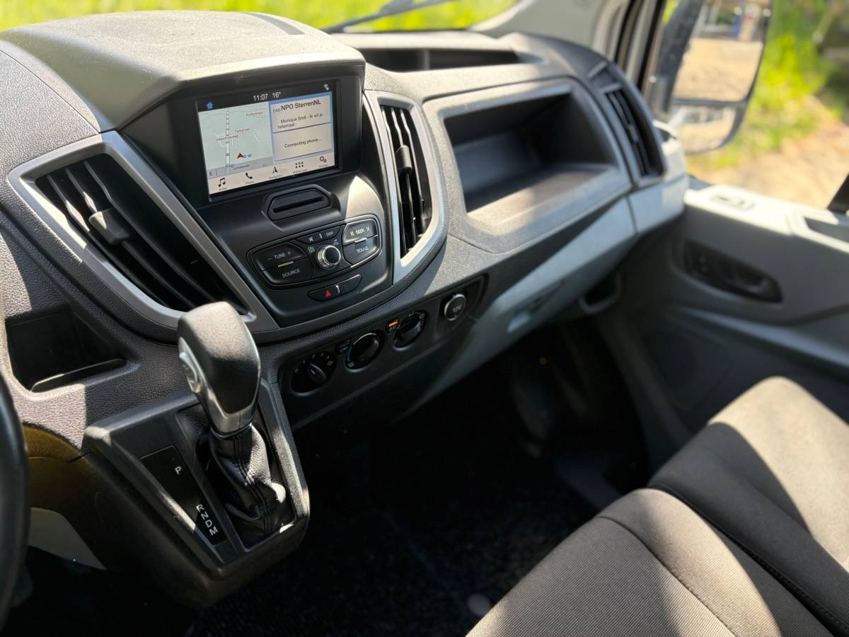 Ford Transit Ford Transit 350 2.0 TDCI L3H2 AUTOMAAT – Camera – Voorruitverw – Airco – Trekhaak – drie zitplaatsen – APPLE CARPLAY