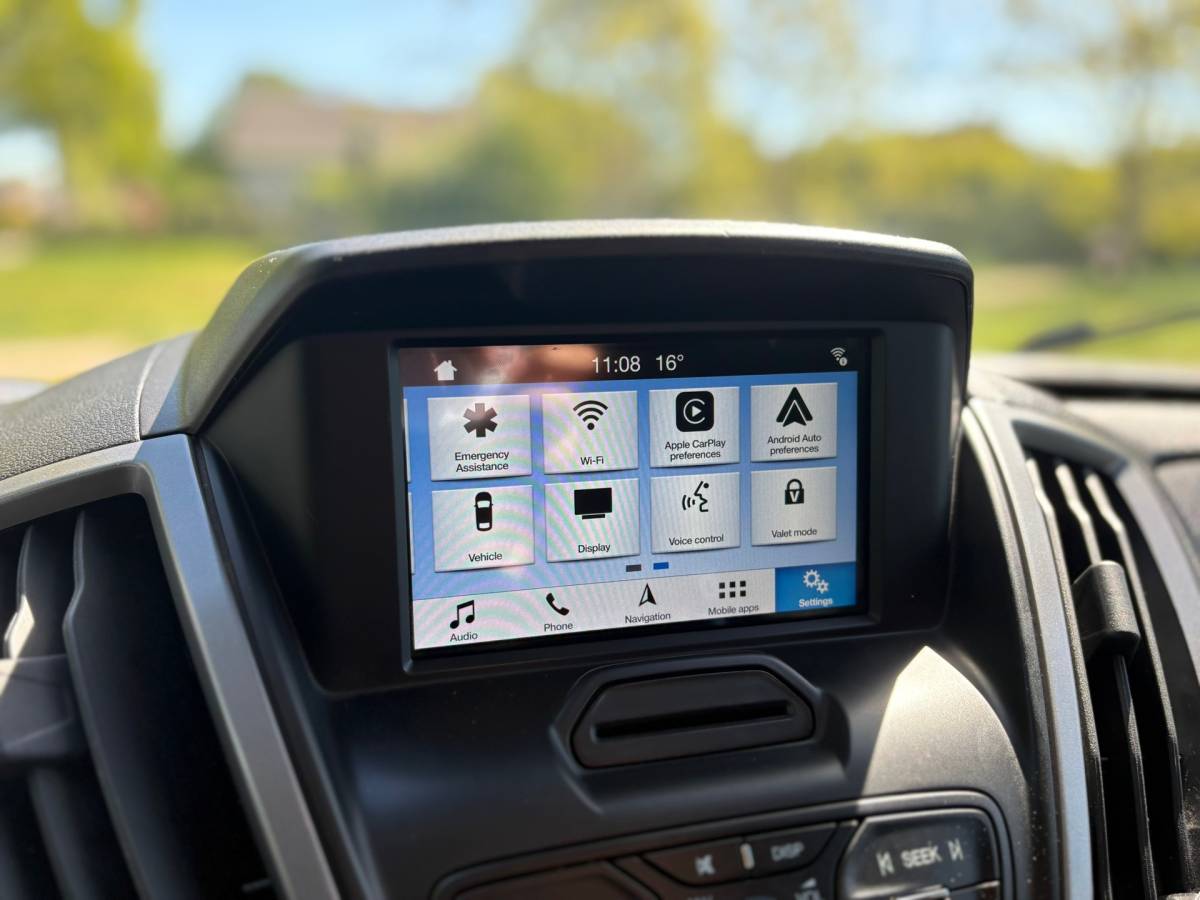Ford Transit Ford Transit 350 2.0 TDCI L3H2 AUTOMAAT – Camera – Voorruitverw – Airco – Trekhaak – drie zitplaatsen – APPLE CARPLAY