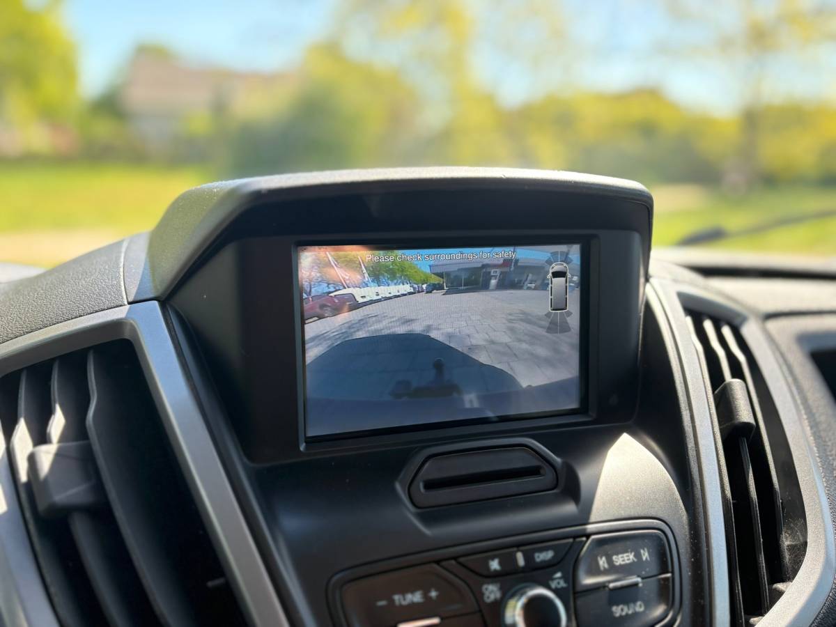 Ford Transit Ford Transit 350 2.0 TDCI L3H2 AUTOMAAT – Camera – Voorruitverw – Airco – Trekhaak – drie zitplaatsen – APPLE CARPLAY