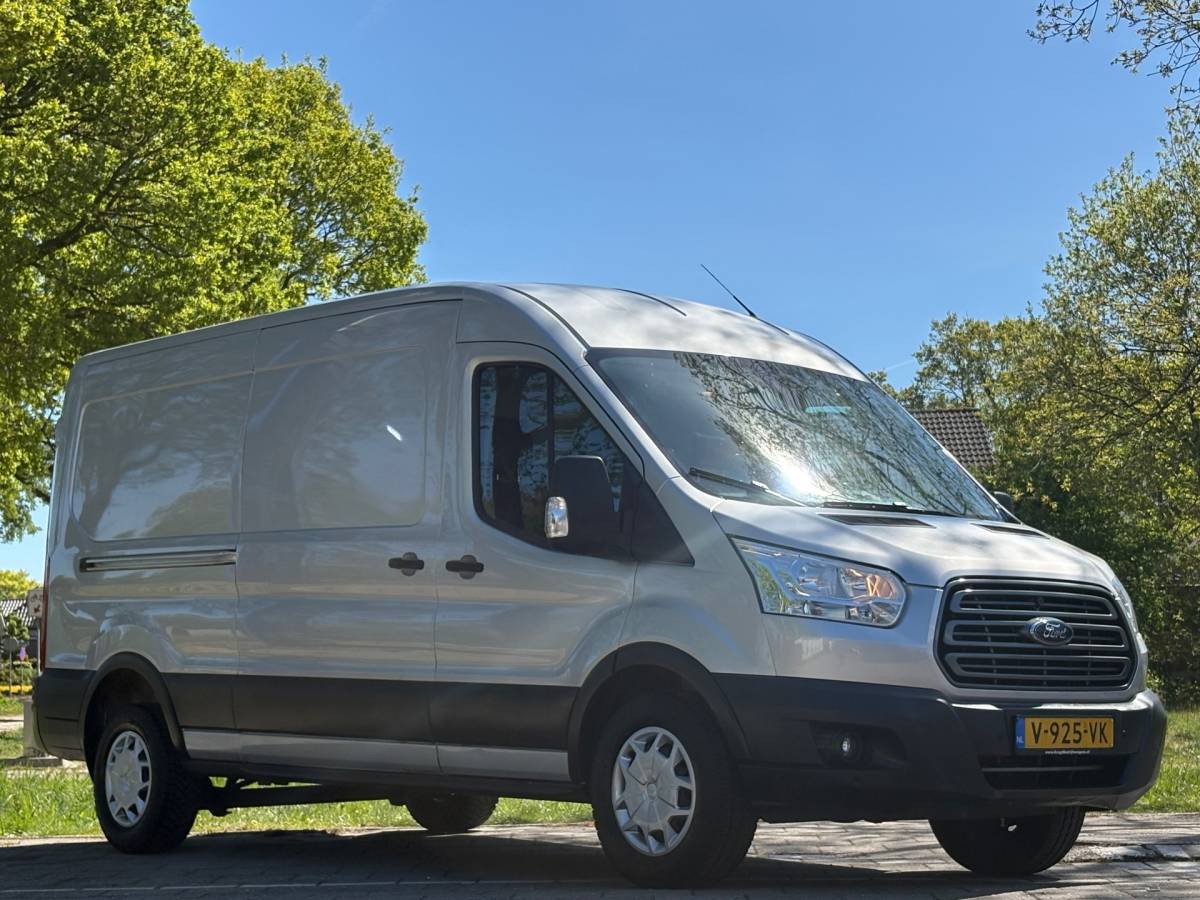 Ford Transit Ford Transit 350 2.0 TDCI L3H2 AUTOMAAT – Camera – Voorruitverw – Airco – Trekhaak – drie zitplaatsen – APPLE CARPLAY