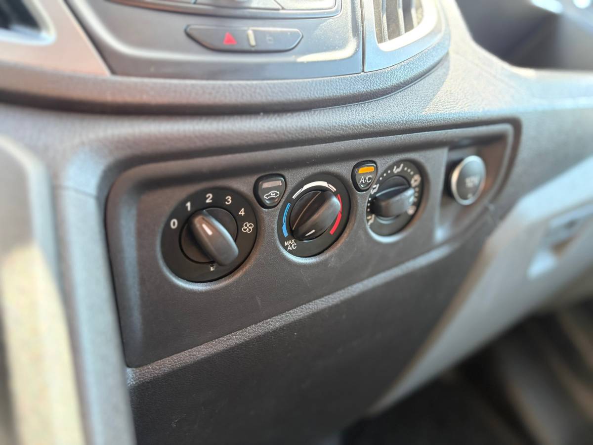 Ford Transit Ford Transit 350 2.0 TDCI L3H2 AUTOMAAT – Camera – Voorruitverw – Airco – Trekhaak – drie zitplaatsen – APPLE CARPLAY
