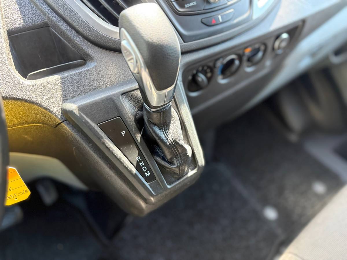 Ford Transit Ford Transit 350 2.0 TDCI L3H2 AUTOMAAT – Camera – Voorruitverw – Airco – Trekhaak – drie zitplaatsen – APPLE CARPLAY