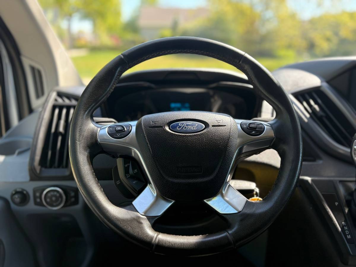 Ford Transit Ford Transit 350 2.0 TDCI L3H2 AUTOMAAT – Camera – Voorruitverw – Airco – Trekhaak – drie zitplaatsen – APPLE CARPLAY