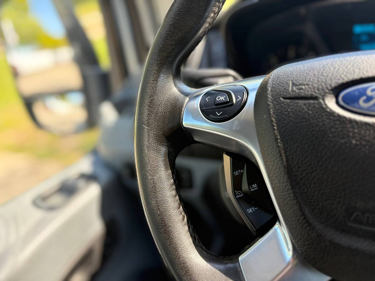 Ford Transit Ford Transit 350 2.0 TDCI L3H2 AUTOMAAT – Camera – Voorruitverw – Airco – Trekhaak – drie zitplaatsen – APPLE CARPLAY