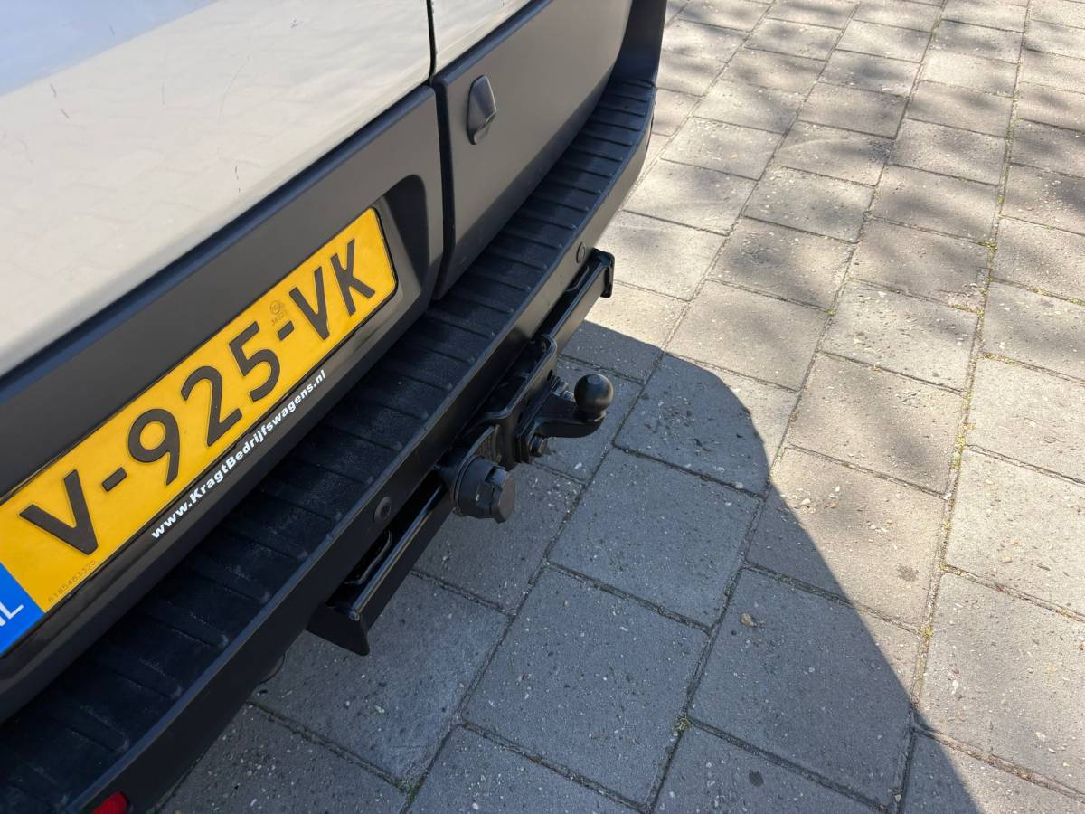 Ford Transit Ford Transit 350 2.0 TDCI L3H2 AUTOMAAT – Camera – Voorruitverw – Airco – Trekhaak – drie zitplaatsen – APPLE CARPLAY