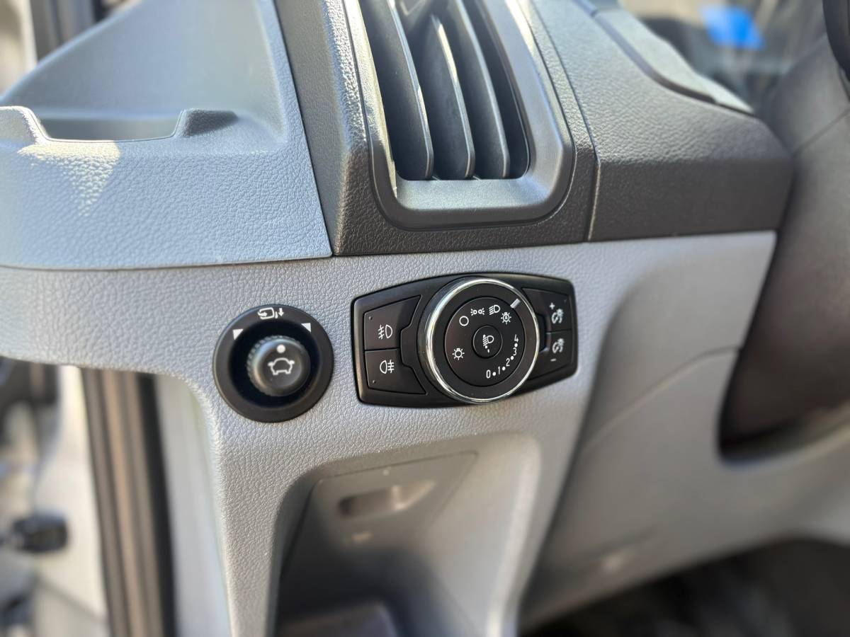 Ford Transit Ford Transit 350 2.0 TDCI L3H2 AUTOMAAT – Camera – Voorruitverw – Airco – Trekhaak – drie zitplaatsen – APPLE CARPLAY