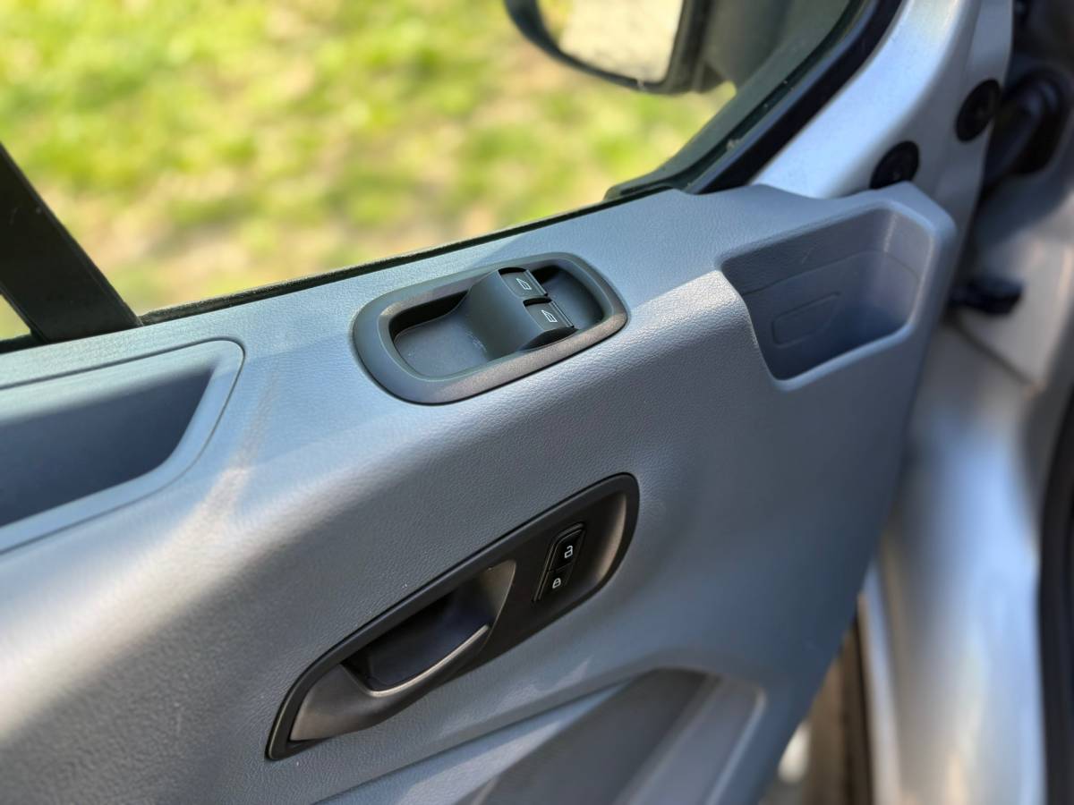 Ford Transit Ford Transit 350 2.0 TDCI L3H2 AUTOMAAT – Camera – Voorruitverw – Airco – Trekhaak – drie zitplaatsen – APPLE CARPLAY