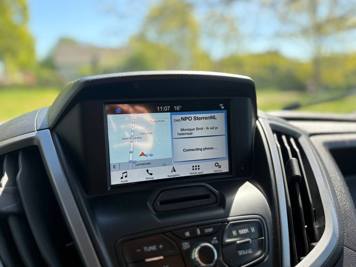 Ford Transit Ford Transit 350 2.0 TDCI L3H2 AUTOMAAT – Camera – Voorruitverw – Airco – Trekhaak – drie zitplaatsen – APPLE CARPLAY