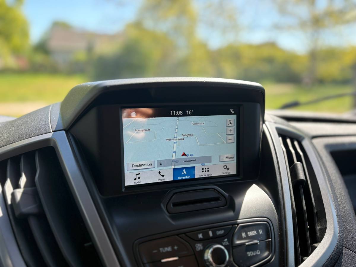 Ford Transit Ford Transit 350 2.0 TDCI L3H2 AUTOMAAT – Camera – Voorruitverw – Airco – Trekhaak – drie zitplaatsen – APPLE CARPLAY