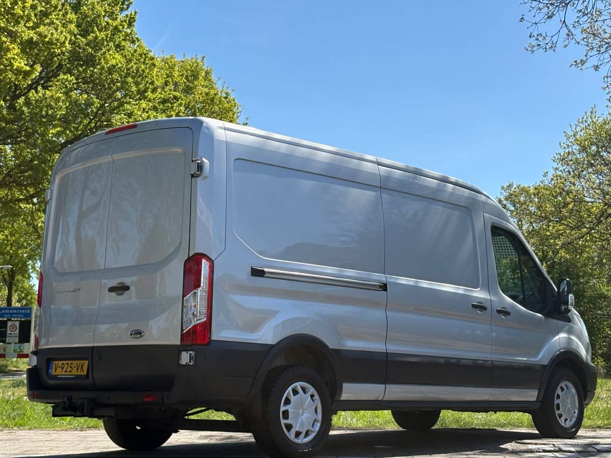 Ford Transit Ford Transit 350 2.0 TDCI L3H2 AUTOMAAT – Camera – Voorruitverw – Airco – Trekhaak – drie zitplaatsen – APPLE CARPLAY