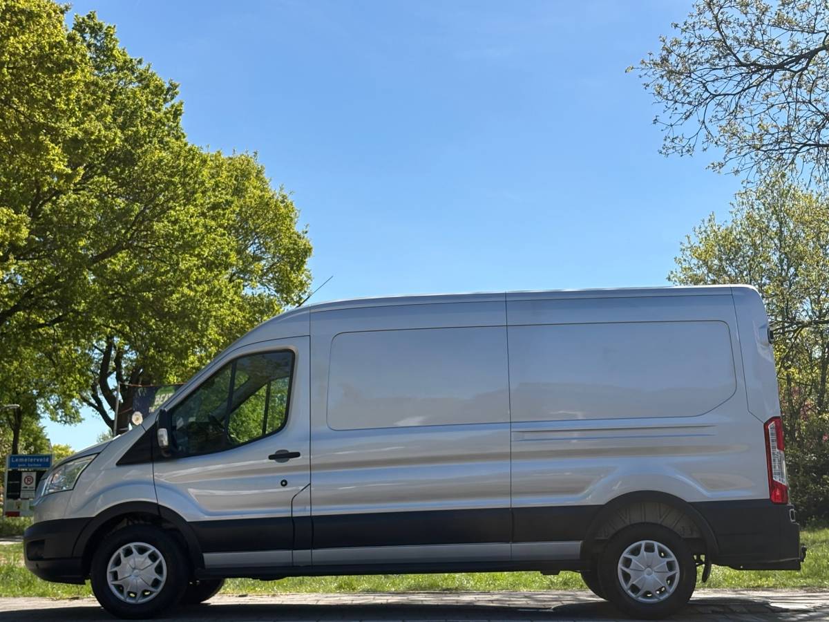 Ford Transit Ford Transit 350 2.0 TDCI L3H2 AUTOMAAT – Camera – Voorruitverw – Airco – Trekhaak – drie zitplaatsen – APPLE CARPLAY