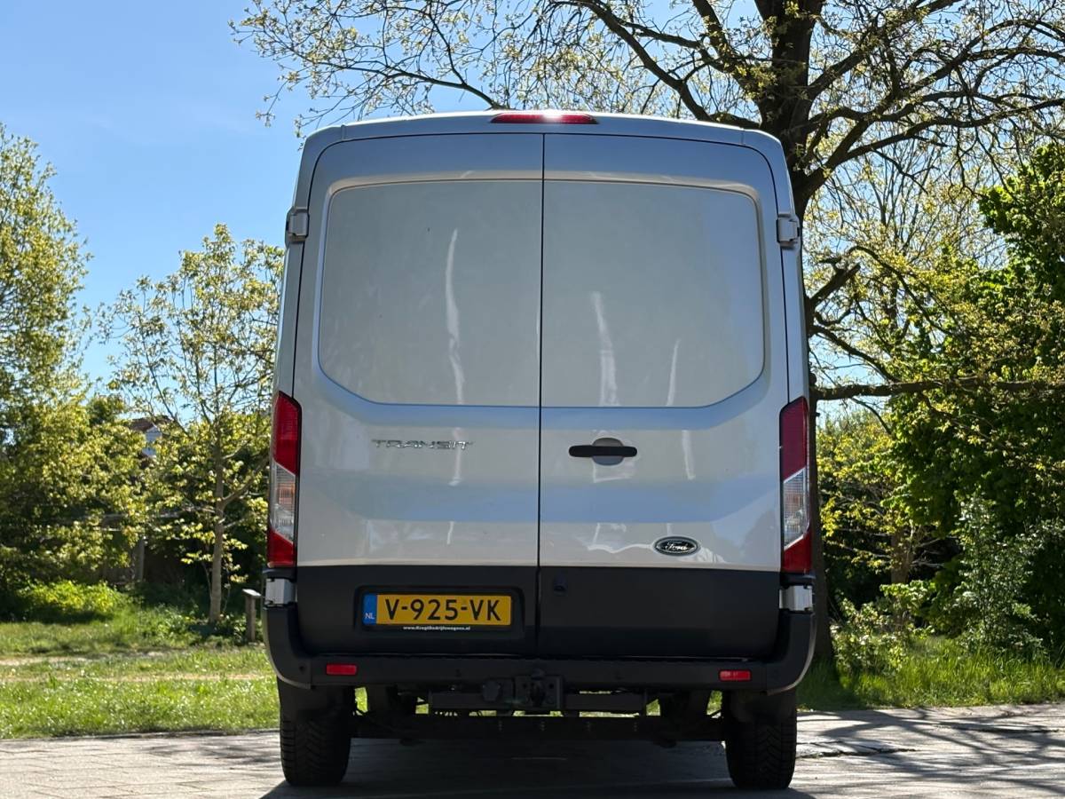 Ford Transit Ford Transit 350 2.0 TDCI L3H2 AUTOMAAT – Camera – Voorruitverw – Airco – Trekhaak – drie zitplaatsen – APPLE CARPLAY