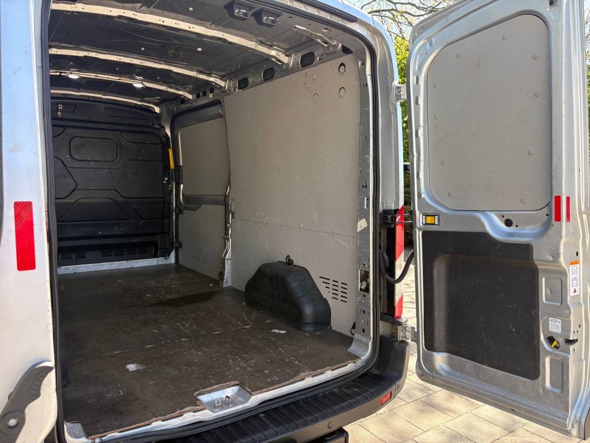 Ford Transit Ford Transit 350 2.0 TDCI L3H2 AUTOMAAT – Camera – Voorruitverw – Airco – Trekhaak – drie zitplaatsen – APPLE CARPLAY