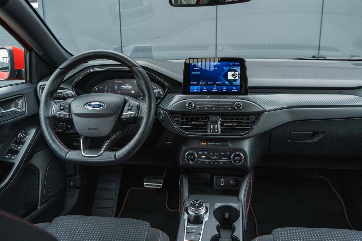 Ford Focus Ford Focus 1.0 EcoBoost ST Line / Automaat / LED / HUD / Winter pack!