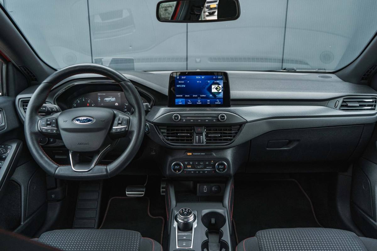 Ford Focus Ford Focus 1.0 EcoBoost ST Line / Automaat / LED / HUD / Winter pack!