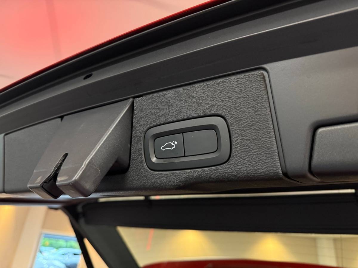 Volvo XC60 Volvo XC60 2.0 T8 Twin Engine AWD Momentum Pro *392Pk!* Pano|Leer|Carplay|Navi|Adapt.Cruise