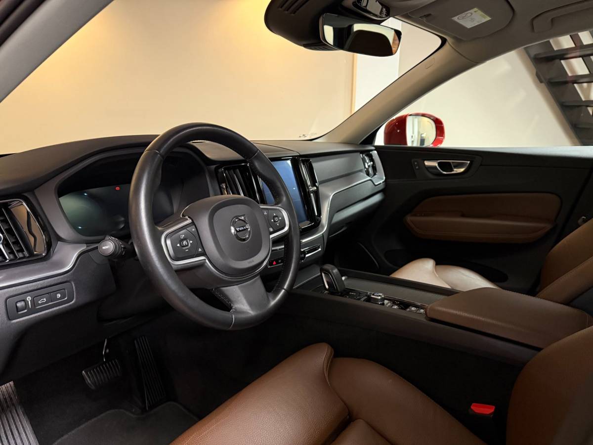 Volvo XC60 Volvo XC60 2.0 T8 Twin Engine AWD Momentum Pro *392Pk!* Pano|Leer|Carplay|Navi|Adapt.Cruise