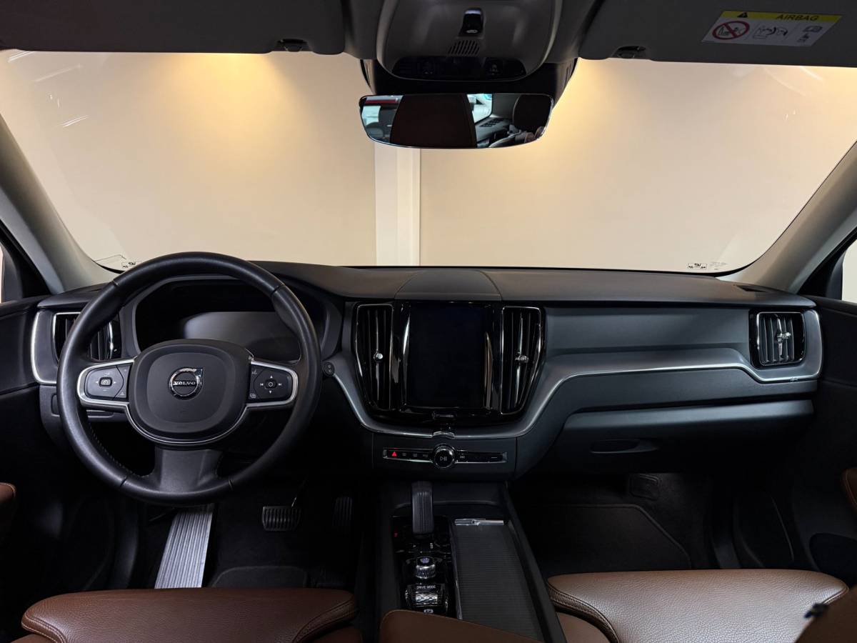 Volvo XC60 Volvo XC60 2.0 T8 Twin Engine AWD Momentum Pro *392Pk!* Pano|Leer|Carplay|Navi|Adapt.Cruise