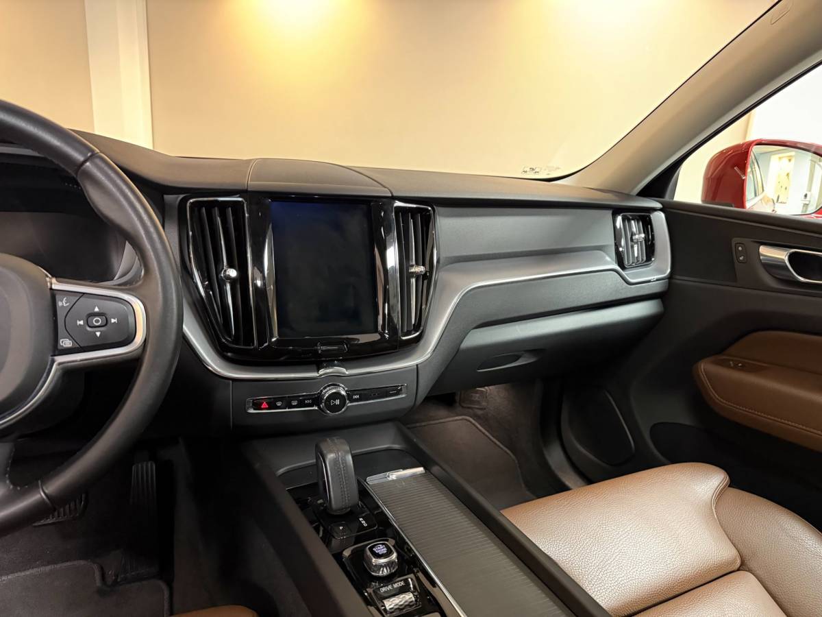 Volvo XC60 Volvo XC60 2.0 T8 Twin Engine AWD Momentum Pro *392Pk!* Pano|Leer|Carplay|Navi|Adapt.Cruise