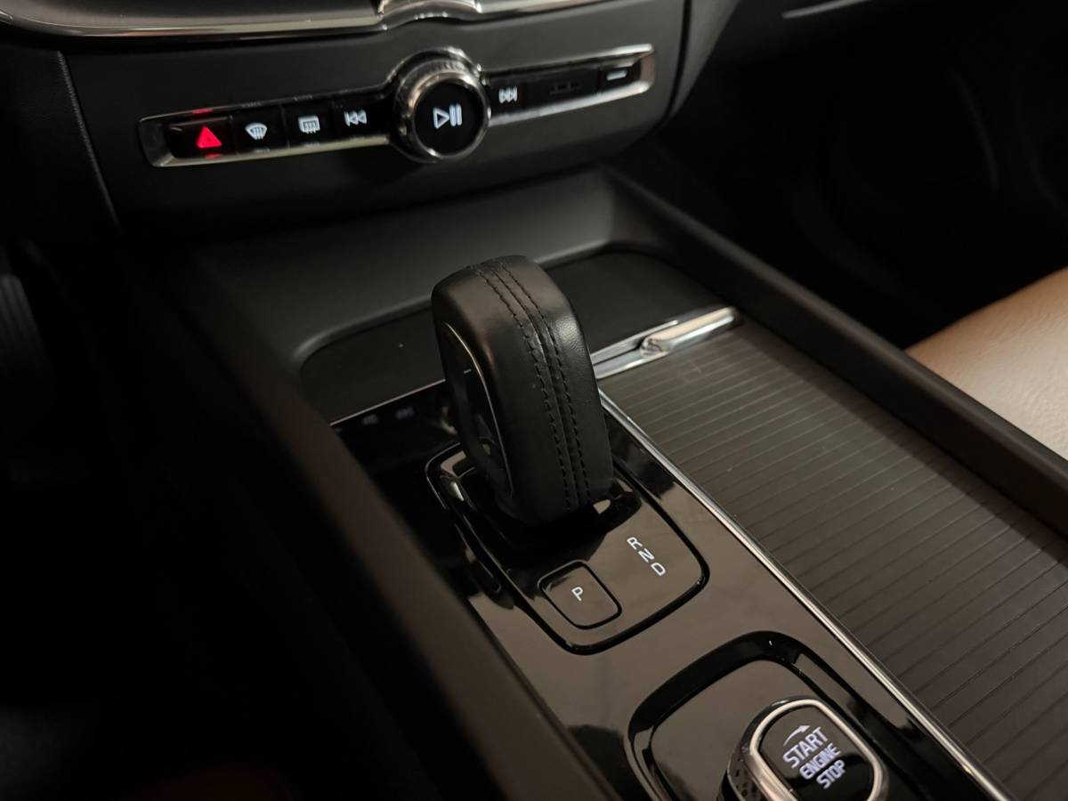 Volvo XC60 Volvo XC60 2.0 T8 Twin Engine AWD Momentum Pro *392Pk!* Pano|Leer|Carplay|Navi|Adapt.Cruise