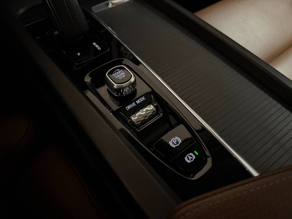 Volvo XC60 Volvo XC60 2.0 T8 Twin Engine AWD Momentum Pro *392Pk!* Pano|Leer|Carplay|Navi|Adapt.Cruise