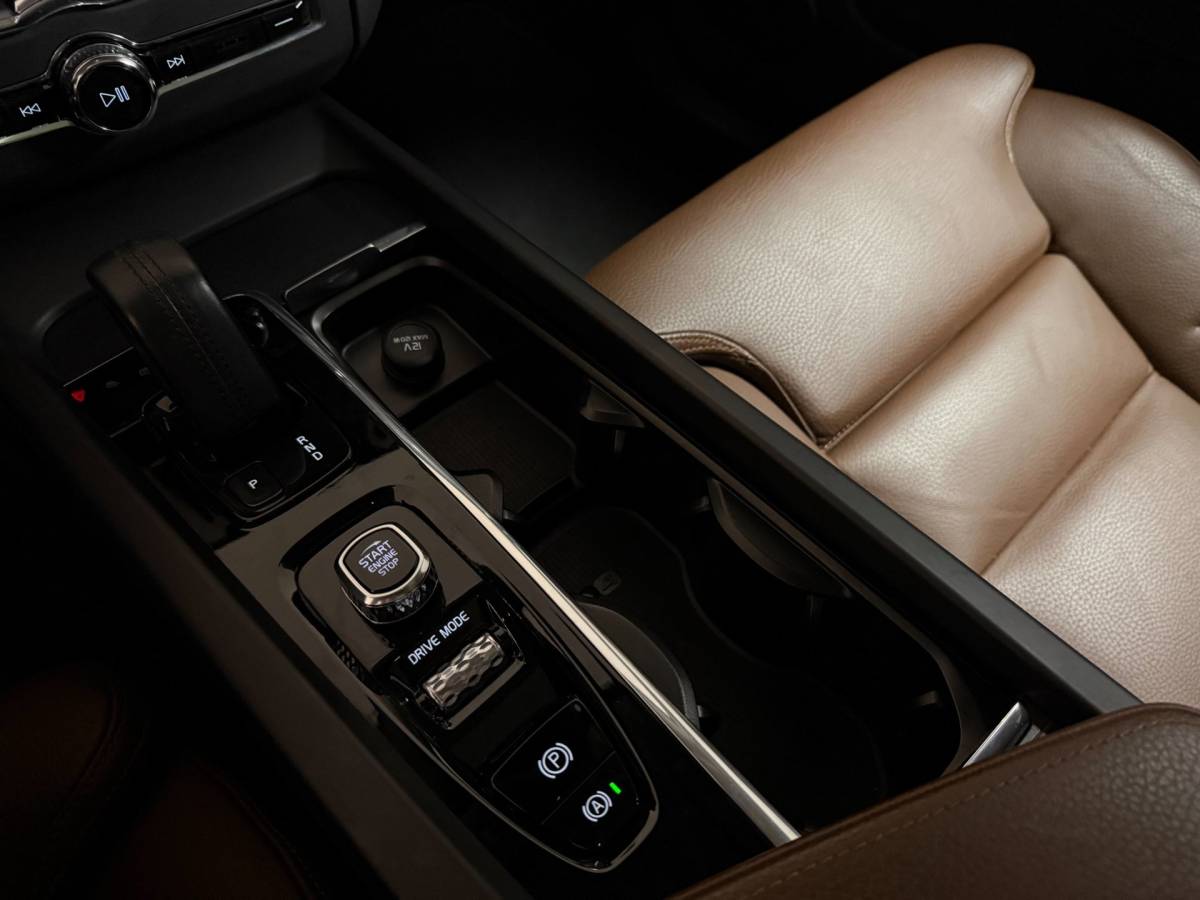Volvo XC60 Volvo XC60 2.0 T8 Twin Engine AWD Momentum Pro *392Pk!* Pano|Leer|Carplay|Navi|Adapt.Cruise