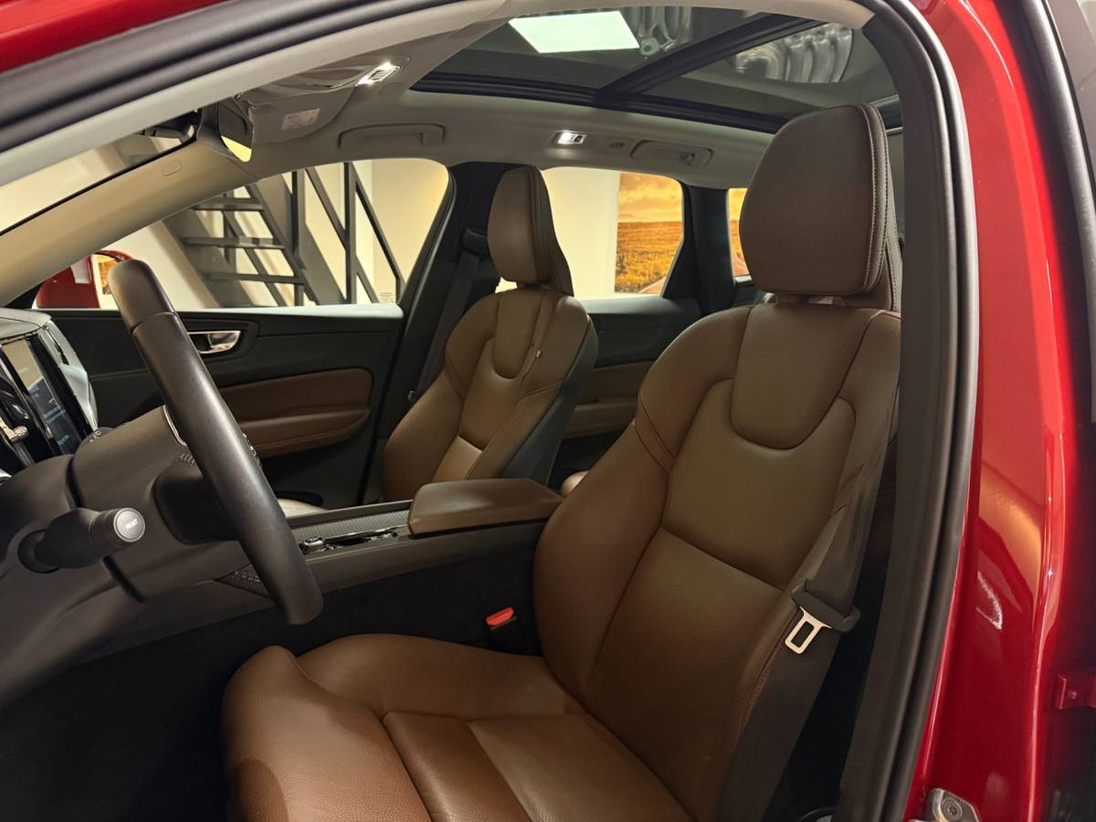 Volvo XC60 Volvo XC60 2.0 T8 Twin Engine AWD Momentum Pro *392Pk!* Pano|Leer|Carplay|Navi|Adapt.Cruise