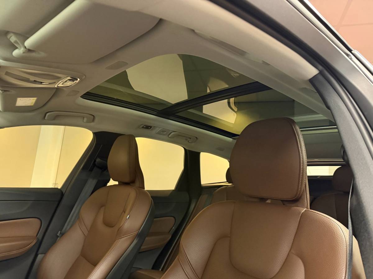 Volvo XC60 Volvo XC60 2.0 T8 Twin Engine AWD Momentum Pro *392Pk!* Pano|Leer|Carplay|Navi|Adapt.Cruise