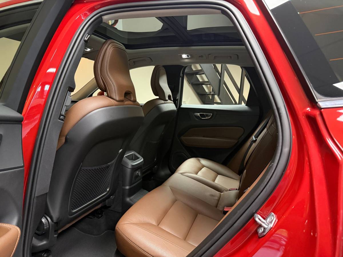 Volvo XC60 Volvo XC60 2.0 T8 Twin Engine AWD Momentum Pro *392Pk!* Pano|Leer|Carplay|Navi|Adapt.Cruise