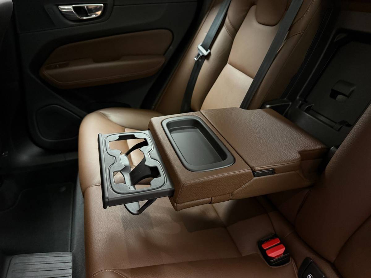 Volvo XC60 Volvo XC60 2.0 T8 Twin Engine AWD Momentum Pro *392Pk!* Pano|Leer|Carplay|Navi|Adapt.Cruise