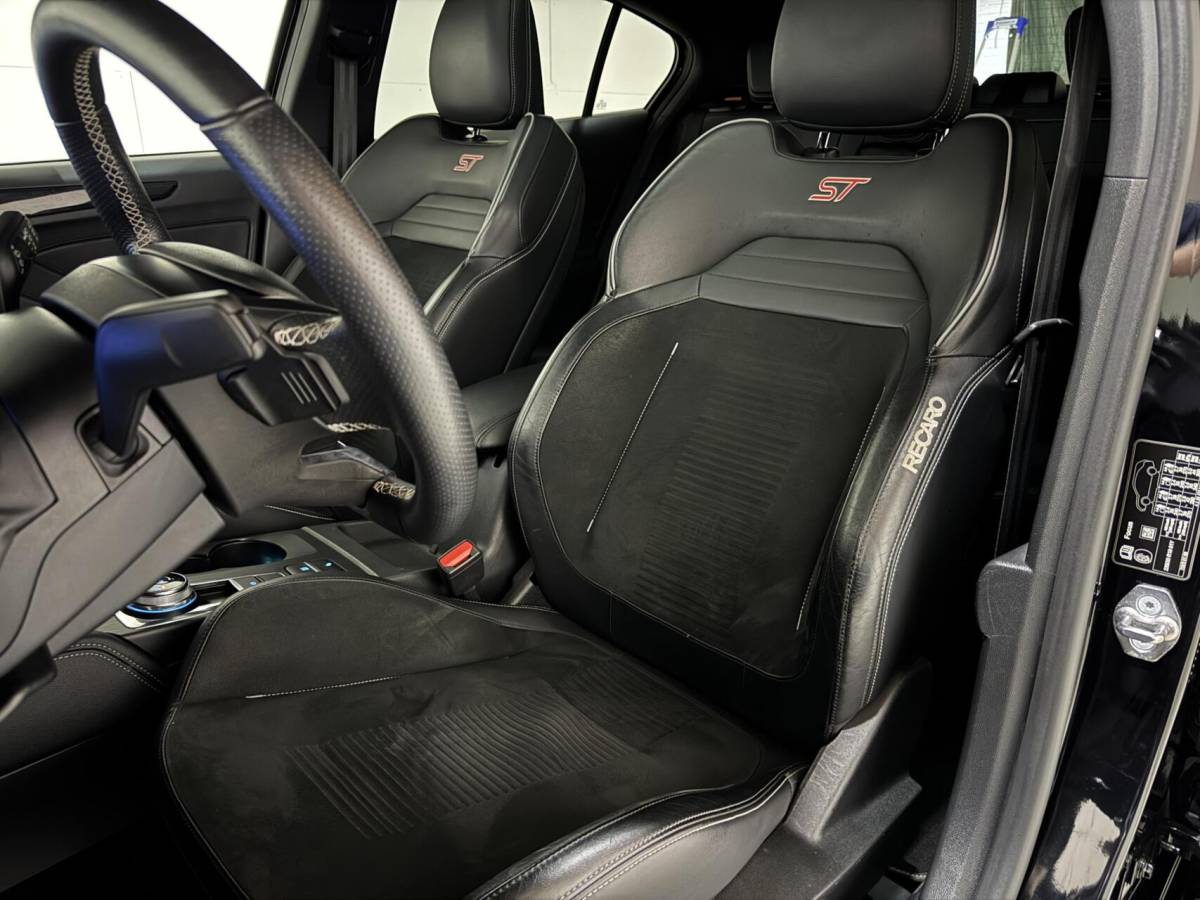 Ford Focus Ford Focus 2.3 EcoBoost ST-3 Pano Camera Recaro Navi Stoelv