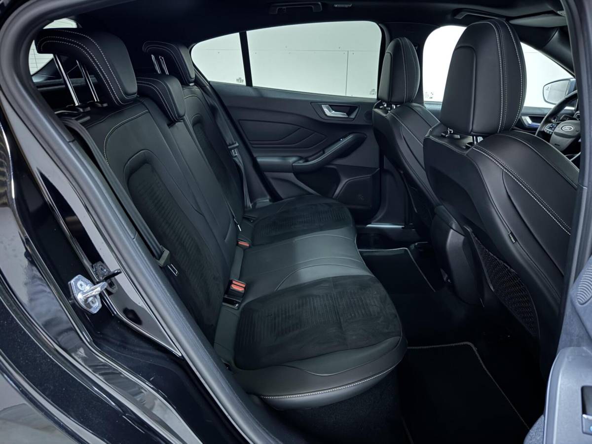 Ford Focus Ford Focus 2.3 EcoBoost ST-3 Pano Camera Recaro Navi Stoelv