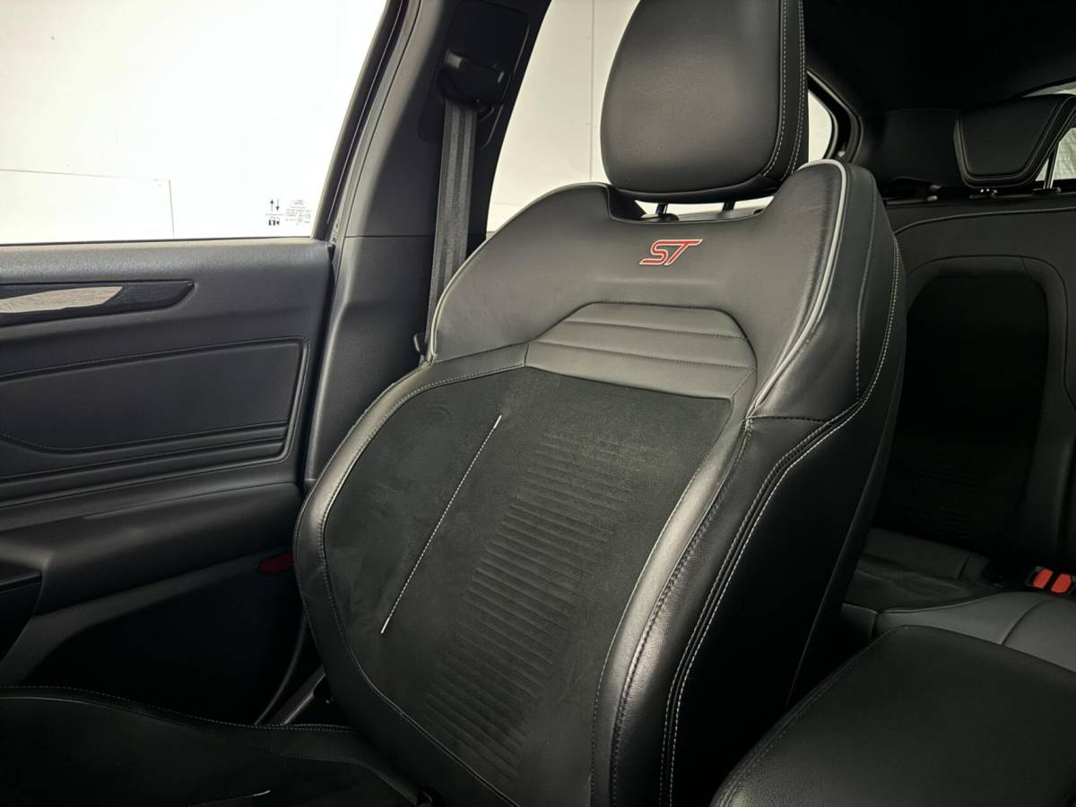 Ford Focus Ford Focus 2.3 EcoBoost ST-3 Pano Camera Recaro Navi Stoelv