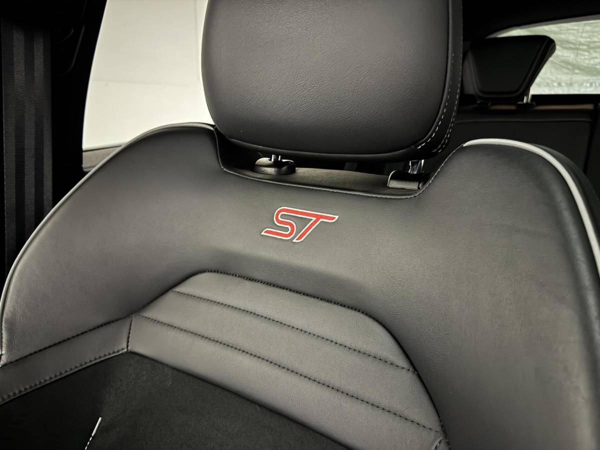 Ford Focus Ford Focus 2.3 EcoBoost ST-3 Pano Camera Recaro Navi Stoelv
