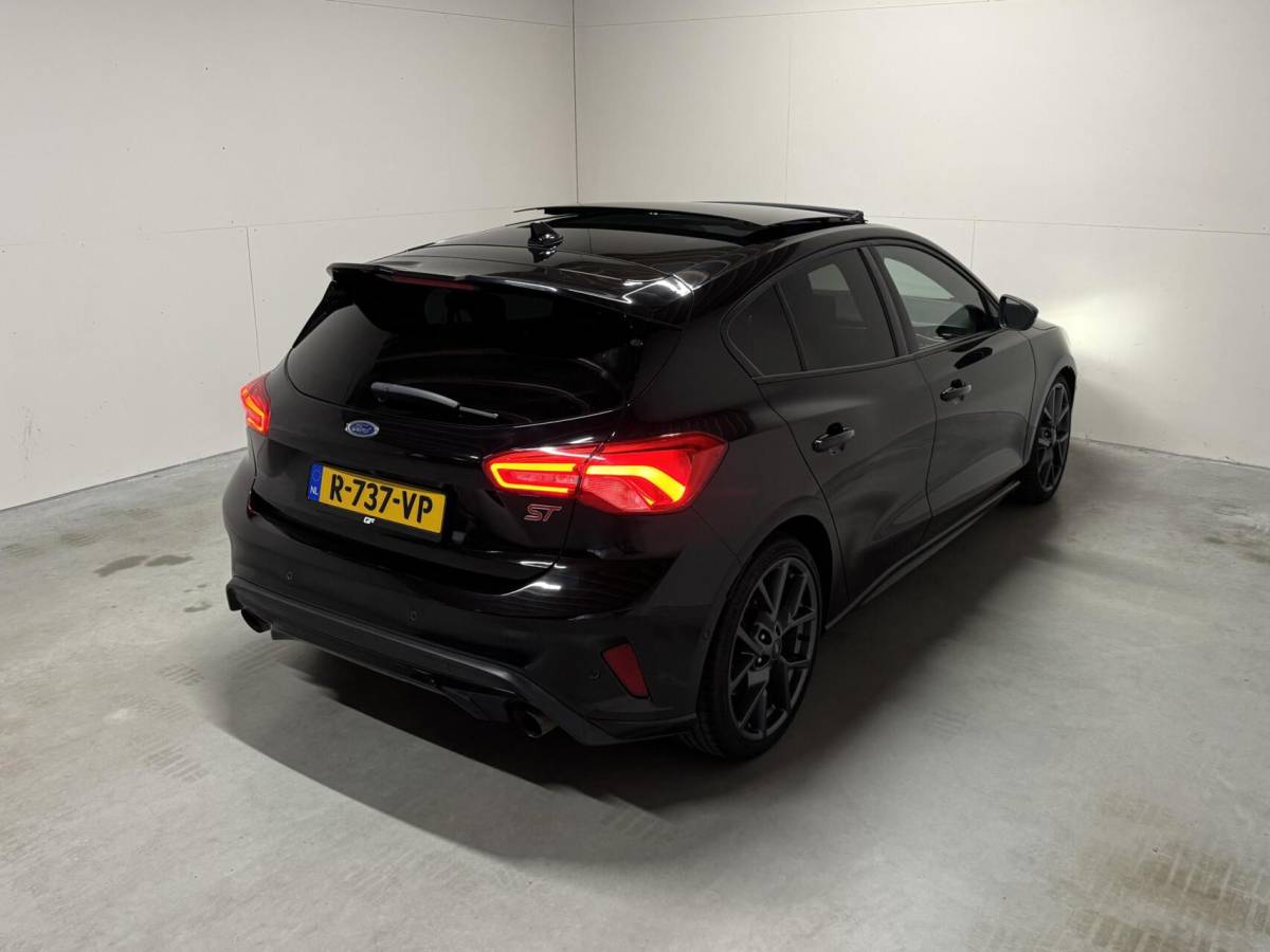 Ford Focus Ford Focus 2.3 EcoBoost ST-3 Pano Camera Recaro Navi Stoelv