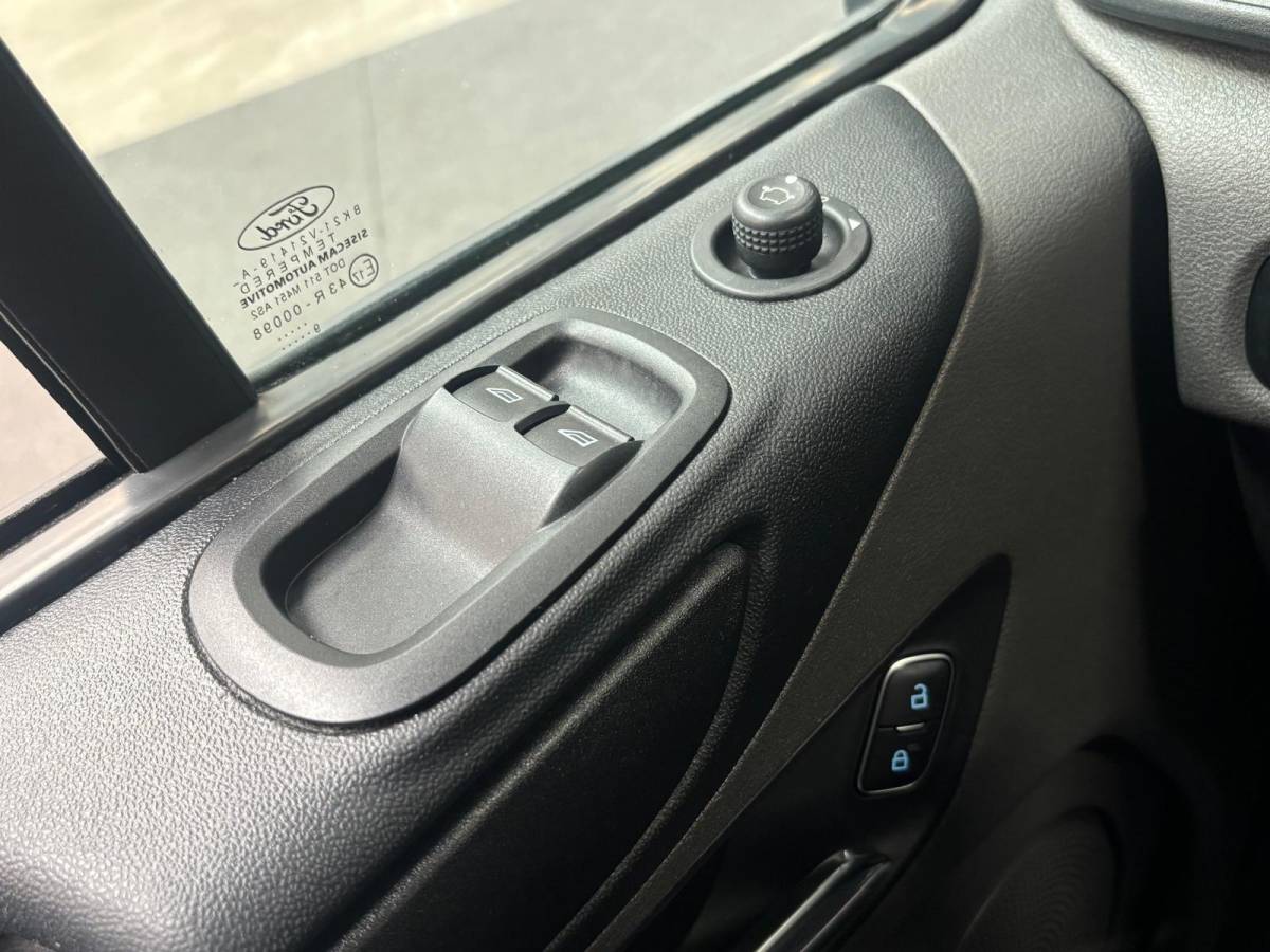 Ford Transit Custom Ford Transit Custom 280 2.0 TDCI L1H1 Trend Airco Navigatie Cruise Control Trekhaak Stoelverwarming