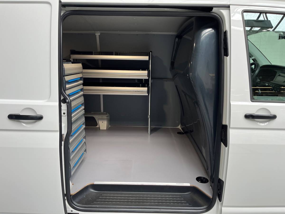 Volkswagen Transporter Volkswagen Transporter Automaat DSG Servicewagen 2.0 TDI 150pk L2H1 3Persoons Sortimo Inrichting, Airco, Navigatie, RIJKLAARPRIJS!