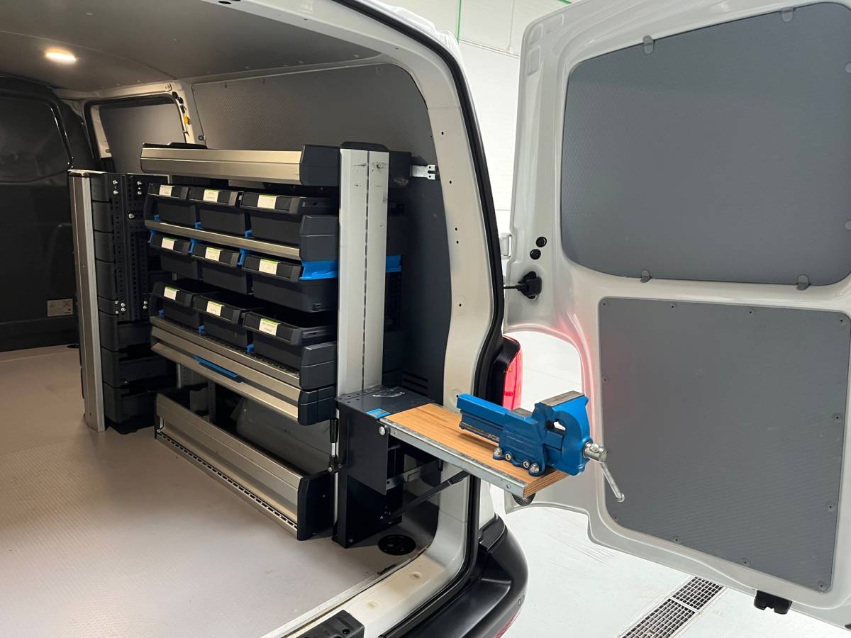 Volkswagen Transporter Volkswagen Transporter Automaat DSG Servicewagen 2.0 TDI 150pk L2H1 3Persoons Sortimo Inrichting, Airco, Navigatie, RIJKLAARPRIJS!