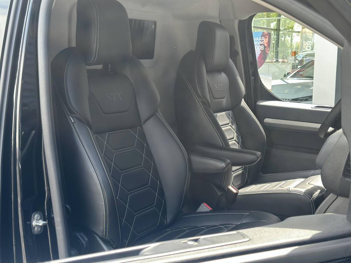 Citroën ë-Jumpy Citroen ë-Jumpy L3 136 75 kWh | STX | Leer | Stoel/-Stuurverwarming | Draadloze telefoonlader | Apple Carplay/Android Auto | Lichtmetalen velgen | Climate Control | Cruise Control | Parkeercamera/-sensoren | Inbouw |