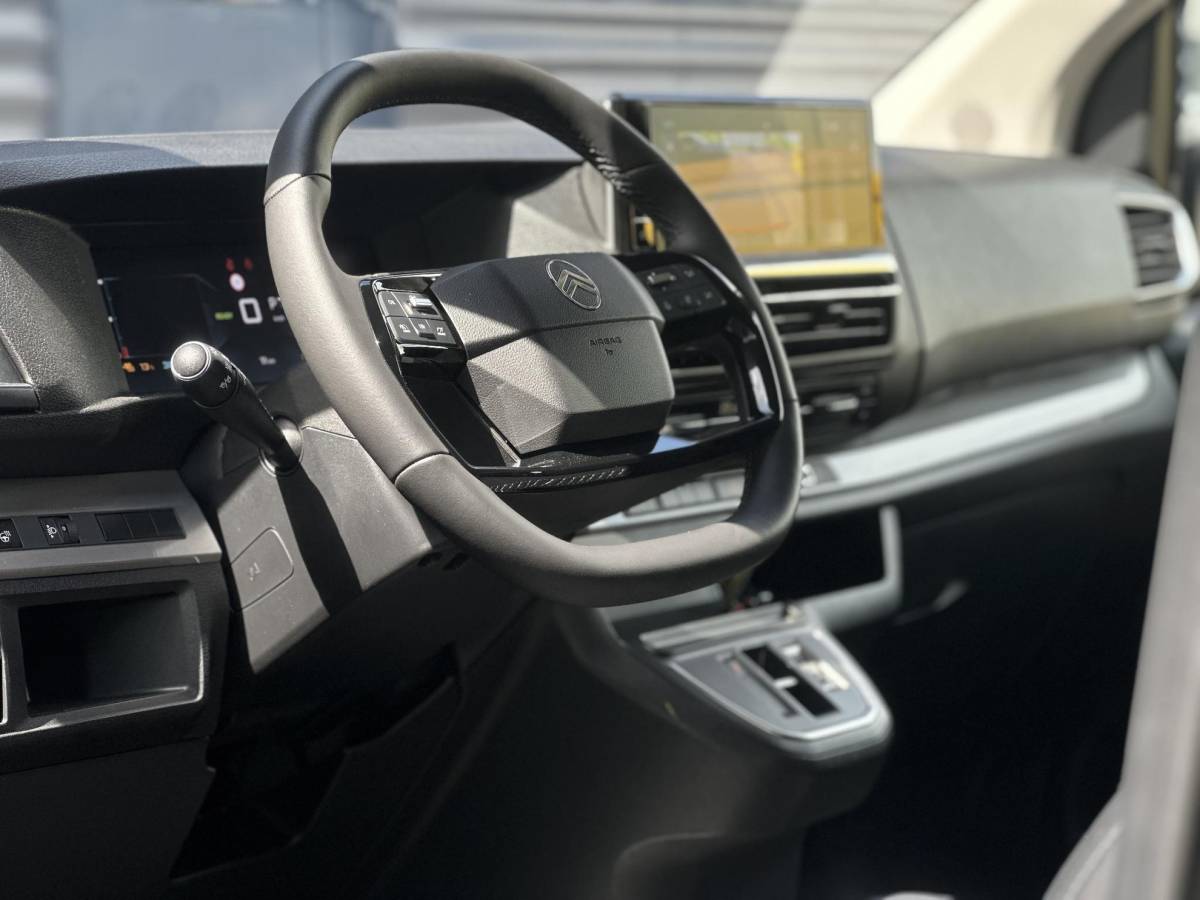 Citroën ë-Jumpy Citroen ë-Jumpy L3 136 75 kWh | STX | Leer | Stoel/-Stuurverwarming | Draadloze telefoonlader | Apple Carplay/Android Auto | Lichtmetalen velgen | Climate Control | Cruise Control | Parkeercamera/-sensoren | Inbouw |