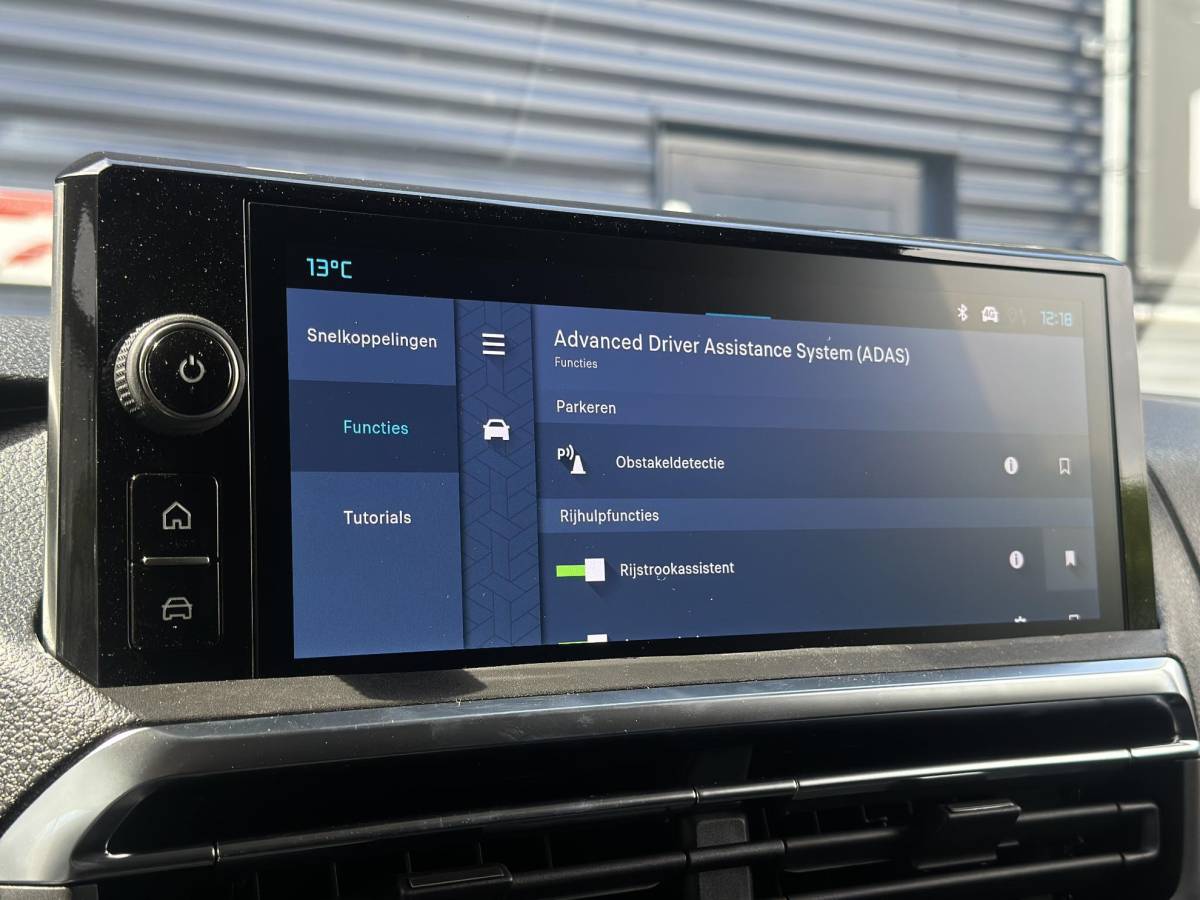 Citroën ë-Jumpy Citroen ë-Jumpy L3 136 75 kWh | STX | Leer | Stoel/-Stuurverwarming | Draadloze telefoonlader | Apple Carplay/Android Auto | Lichtmetalen velgen | Climate Control | Cruise Control | Parkeercamera/-sensoren | Inbouw |