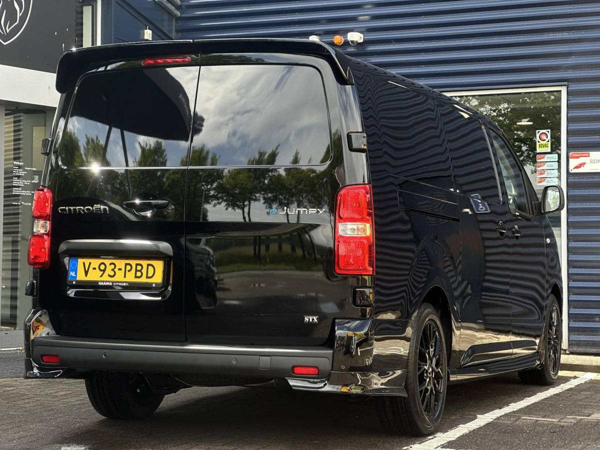 Citroën ë-Jumpy Citroen ë-Jumpy L3 136 75 kWh | STX | Leer | Stoel/-Stuurverwarming | Draadloze telefoonlader | Apple Carplay/Android Auto | Lichtmetalen velgen | Climate Control | Cruise Control | Parkeercamera/-sensoren | Inbouw |