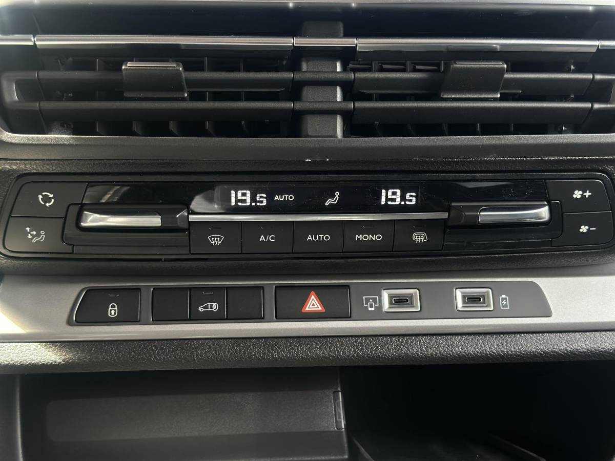 Citroën ë-Jumpy Citroen ë-Jumpy L3 136 75 kWh | STX | Leer | Stoel/-Stuurverwarming | Draadloze telefoonlader | Apple Carplay/Android Auto | Lichtmetalen velgen | Climate Control | Cruise Control | Parkeercamera/-sensoren | Inbouw |